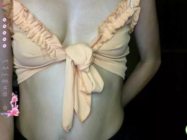 AliannaSoloKisses from BongaCams
