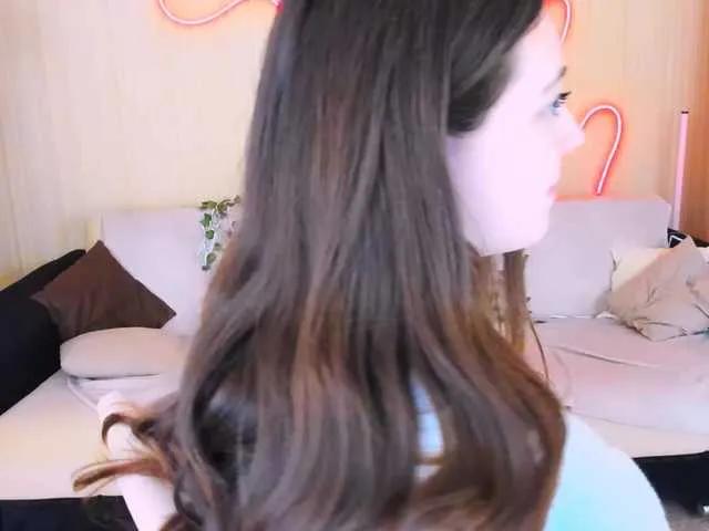 AlluringLookk from BongaCams