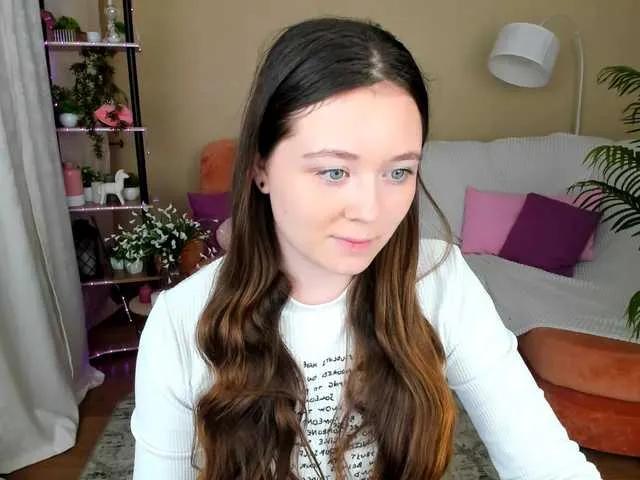 AlluringLookk from BongaCams