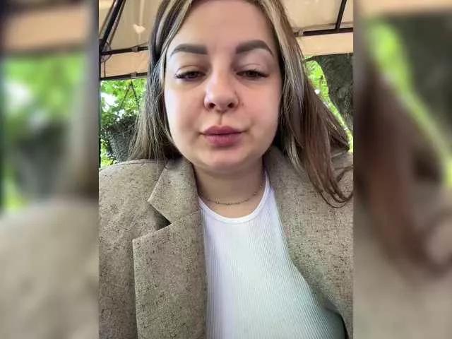 AvalangePear from BongaCams