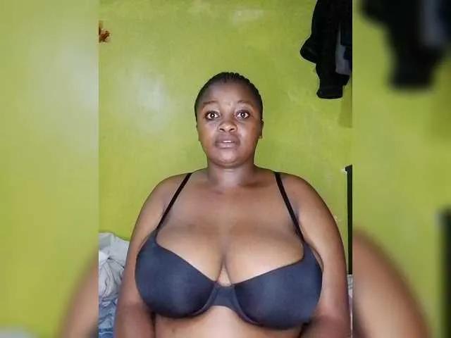 Bigtitsqueen33 from BongaCams