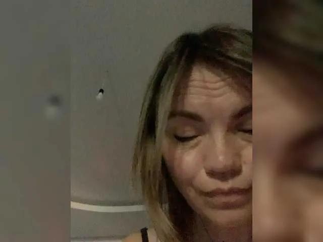 Ella-Pearlie from BongaCams