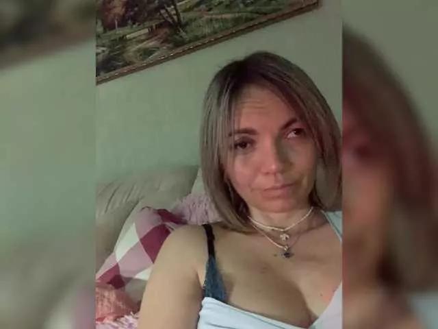Ella-Pearlie from BongaCams