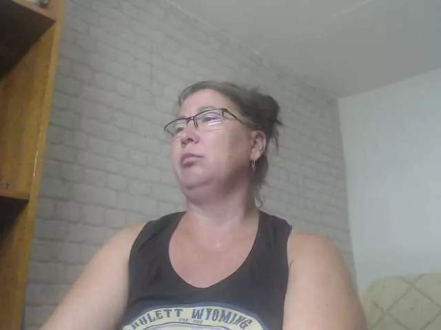 emmasquirt69 from BongaCams