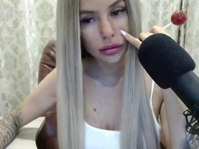 Foxymoxy19 from BongaCams