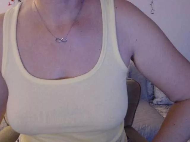 goodSnowQueen from BongaCams