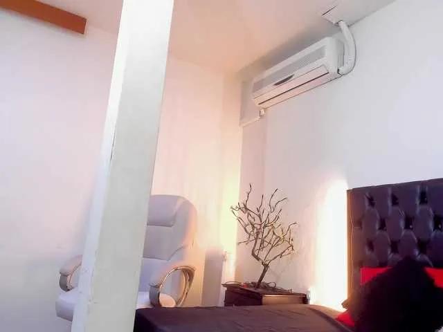 ivi-lopezz from BongaCams