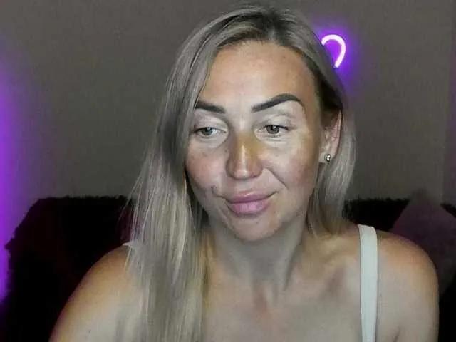 Jullyblondkiss from BongaCams