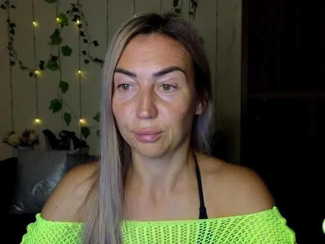 Jullyblondkiss from BongaCams