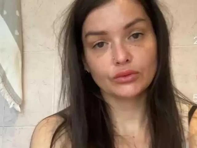 KikiMilf84 from BongaCams