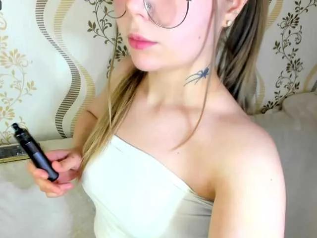 MelMooon from BongaCams