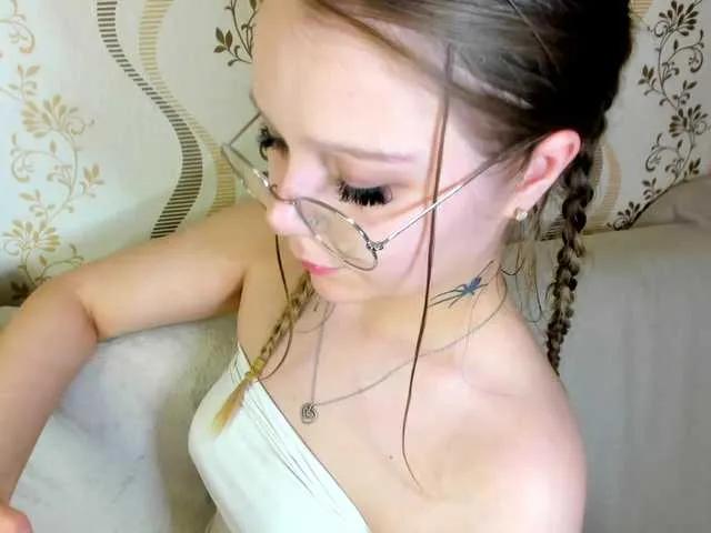 MelMooon from BongaCams