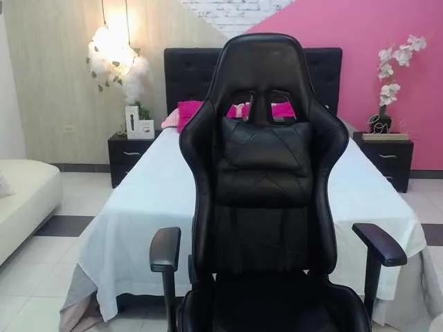misshoney1 from BongaCams
