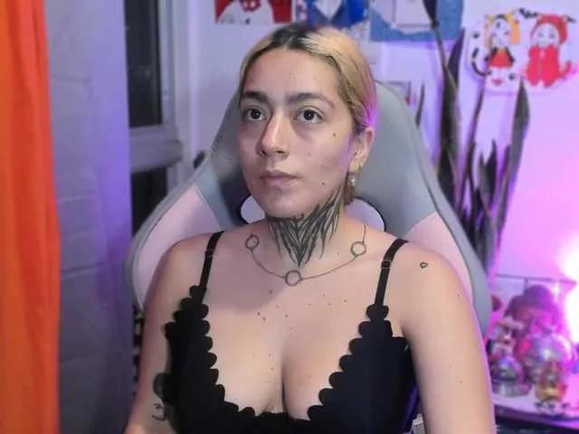 Sweetavi from BongaCams