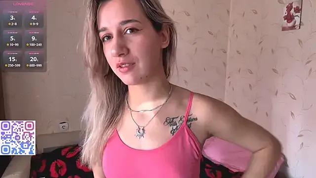 Auroragin from StripChat is Freechat