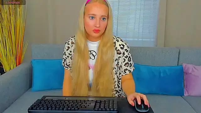 AuroraSkyee from StripChat is Freechat