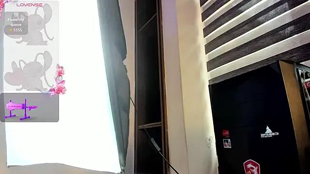 Caroline_Millerr from StripChat is Freechat