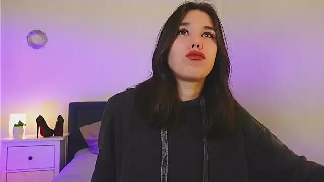 carolineliora from StripChat is Freechat