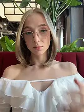 CaseyStar from StripChat is Freechat