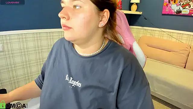 Chloee_White from StripChat is Freechat