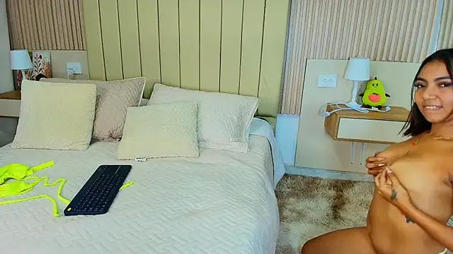 Cristal_amour from StripChat is Freechat