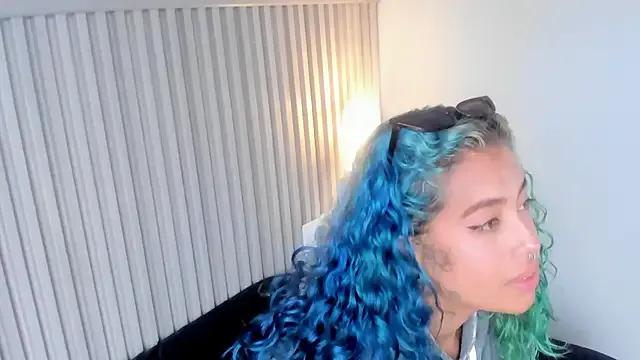 Cristal_r4ven from StripChat is Freechat