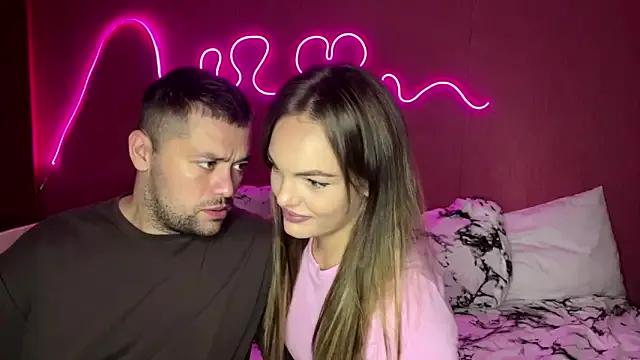 Deeplookscouple from StripChat