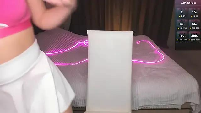 ElleGold from StripChat is Freechat