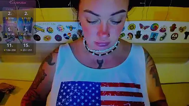 EllieOz from StripChat is Freechat