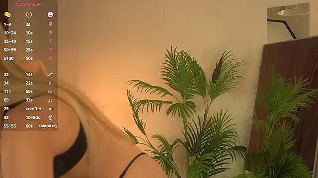 Ellliefrost from StripChat