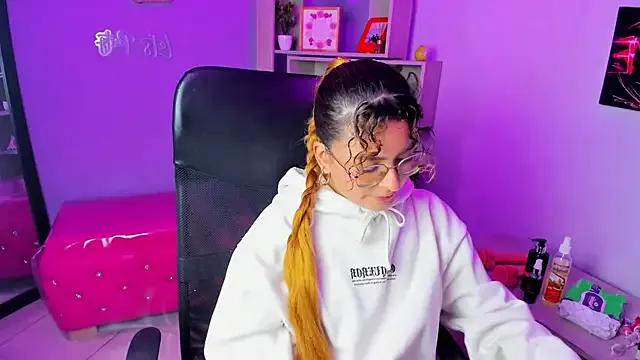 EmiliRouse_ from StripChat is Freechat