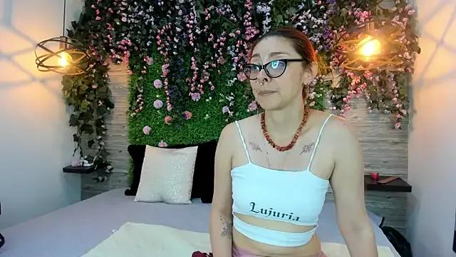 EmilyyRed from StripChat is Freechat