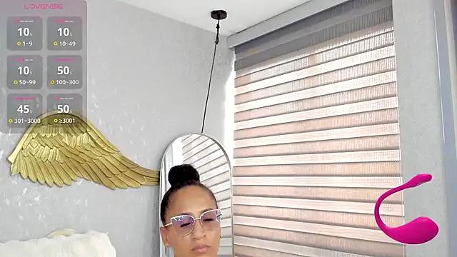 EmmaFerrary from StripChat is Freechat