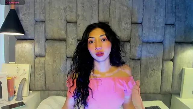 Emmaskinny from StripChat is Freechat