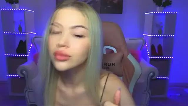 EmmyMills from StripChat is Freechat