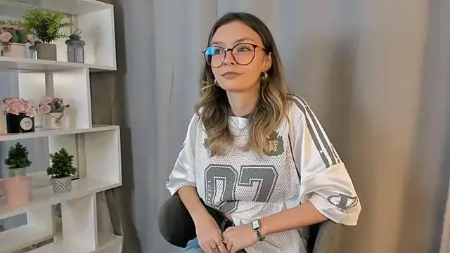 EvitaChant from StripChat is Freechat