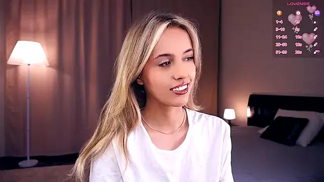 FannyHewson from StripChat