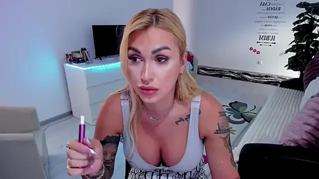 GlossyDiamondX from StripChat is Freechat