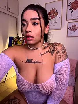 HannahW_ from StripChat is Freechat