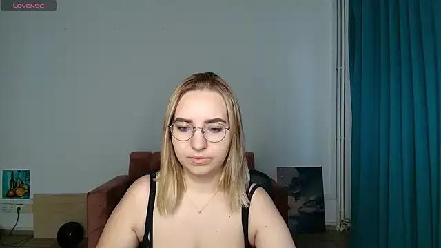 HillaryWong from StripChat is Freechat