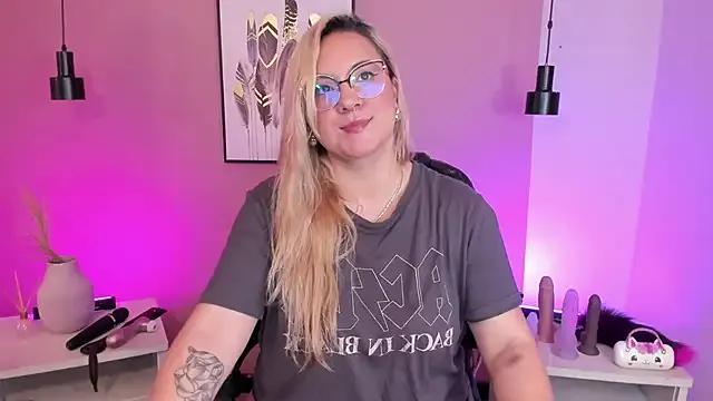 hollie_joliie from StripChat is Freechat