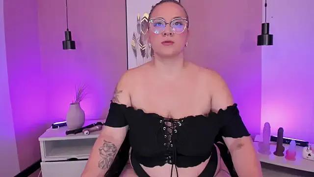 hollie_joliie from StripChat is Freechat
