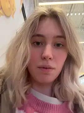 HoneyRay from StripChat is Freechat