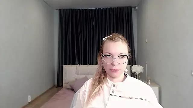 IlonaTaylor from StripChat is Freechat