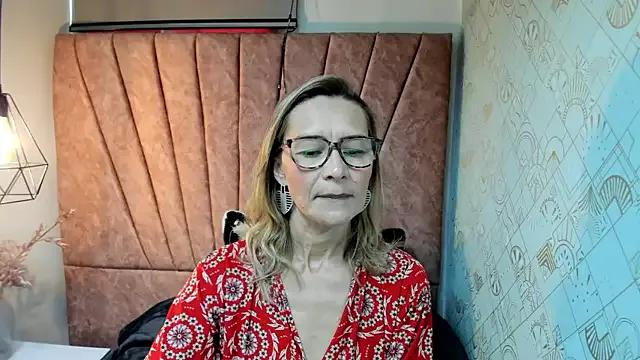 Issa_Milf__ on StripChat 