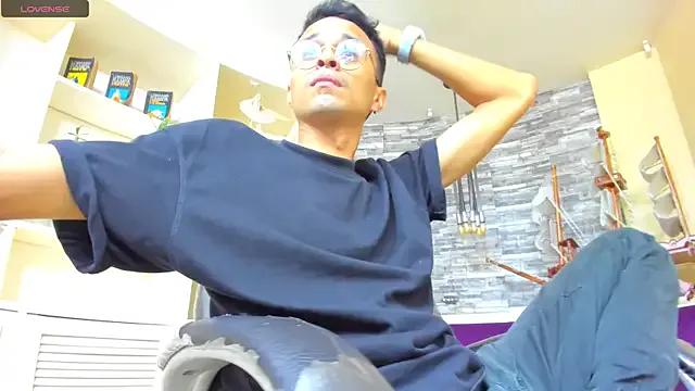 Juicy_Creww from StripChat is Freechat