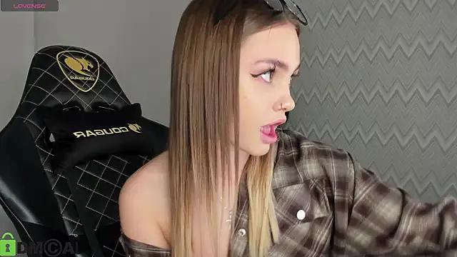 KarinaBroks from StripChat is Freechat