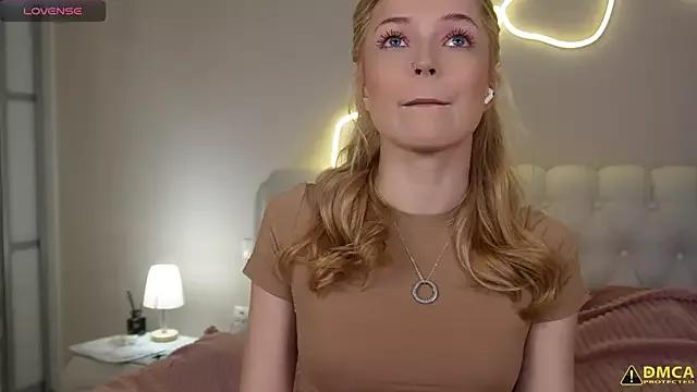 kellypeachcake from StripChat