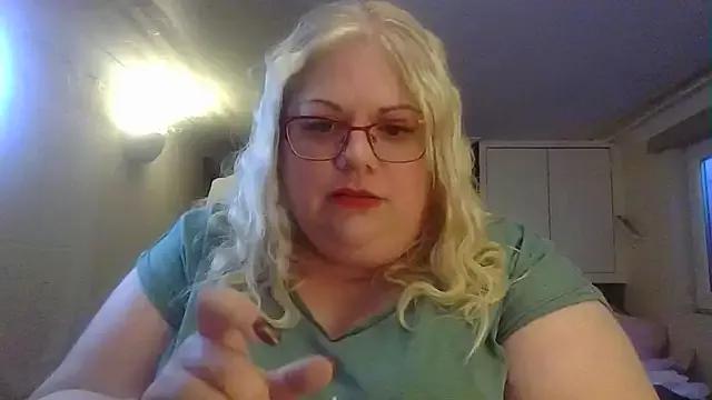 Kinkyhousewife83 from StripChat