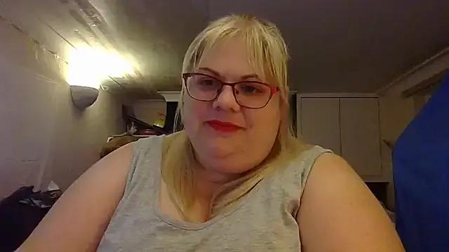 Kinkyhousewife83 from StripChat